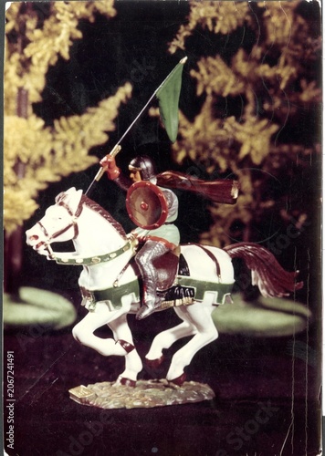 Un chevalier avec un drapeau.