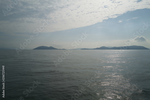 Fotografía Beautiful landscape of the Seto Inland Sea with islands and cloudy sky in Japan