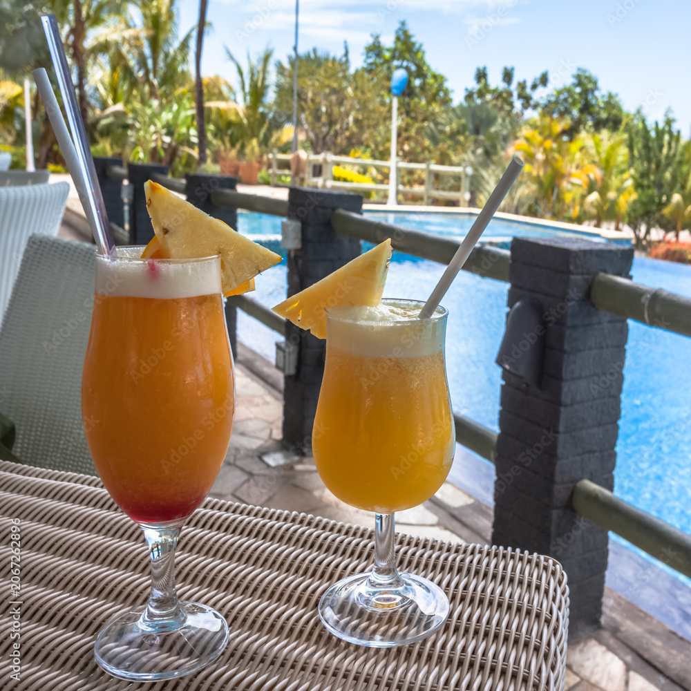 Fototapeta premium Cocktails au bord de la piscine