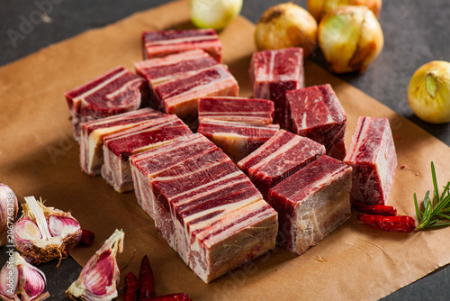 Canvas-taulu Raw Beef Short Ribs: Fresh Bone-in Beef Chunks Arranged on Brown Wrapping Paper