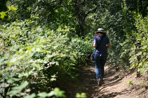 Φωτογραφία A Teaching naturalist on a trail exploring the habitat preparing for a presentation on the Natural Wonders of a California Oak Glen forest in the San Bernardino Mountains
