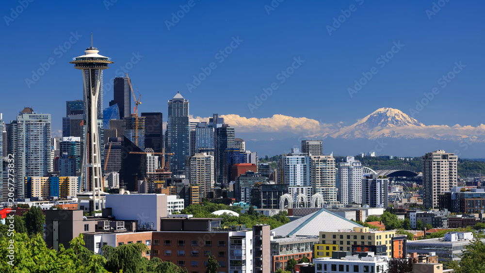 Obraz premium Seattle skyline featuring modern buildings and Mount Rainier