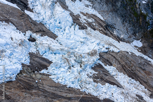 Foto Blue Glacier Ice And Jagged Rock Face With Seracs On A Mountain Slope In British