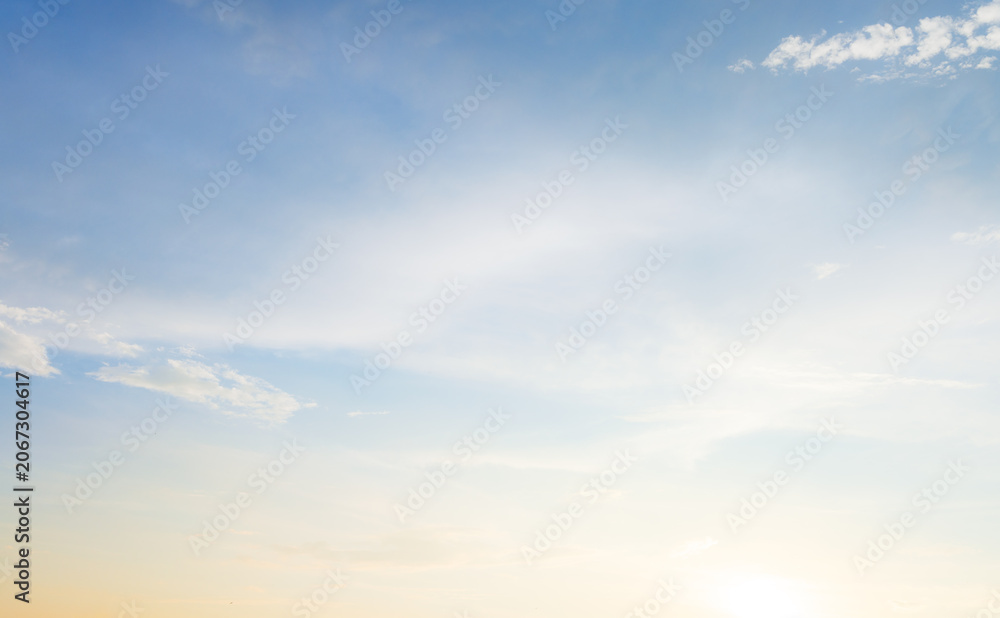 Naklejka premium Soft Pastel Sky Background with Gentle Clouds at Sunset
