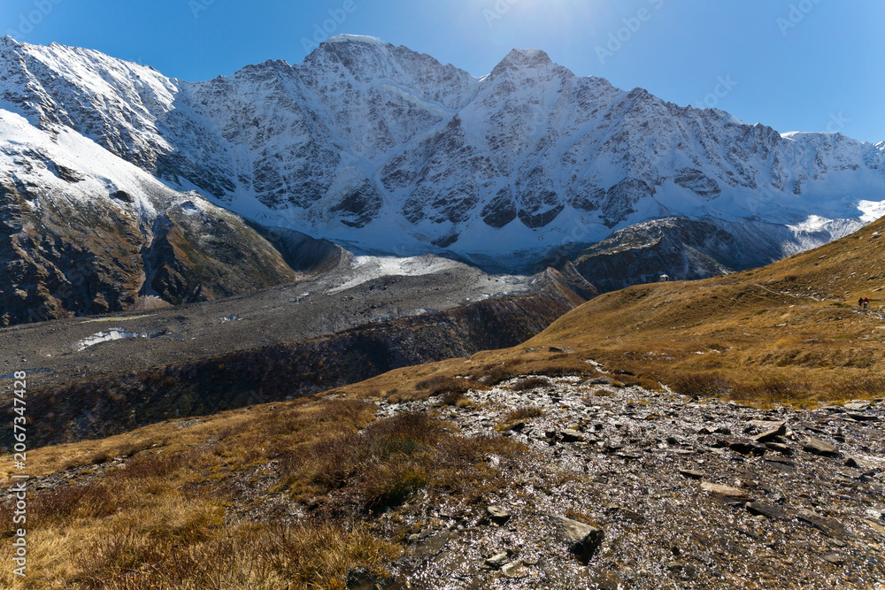 Obraz premium Panoramic view of the Caucasus mountains in autumn