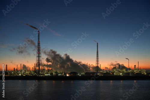 фотографія Große Industrieanlage mit Raffinerie von Antwerpen in Belgien