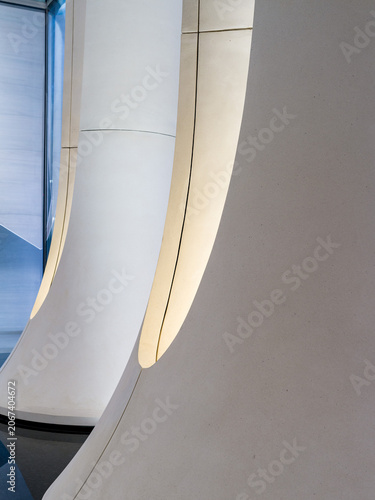 Foto Close up of illuminated gap in modern white curved architectural pillar