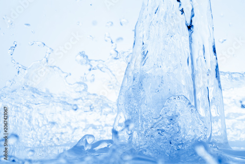 美容のための抽象的な青の背景に飛び散る水飛沫。