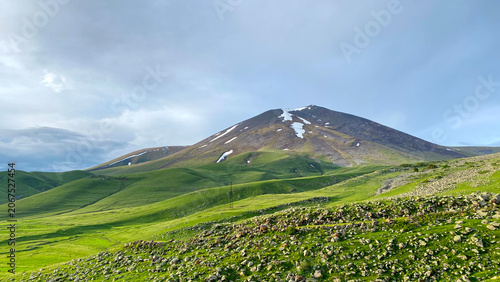 Cuadro en lienzo Volcanic mountain above rolling alpine meadows