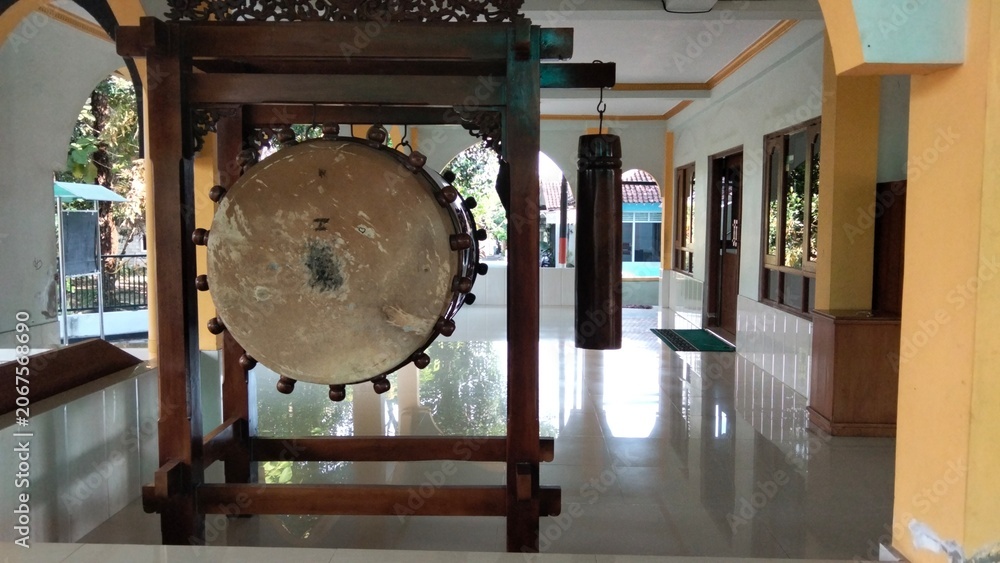 Naklejka premium old wooden drum in the mosque with genuine leather