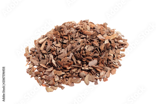 Pine bark substrate for plants, finely shredded and arranged in a mound on a white background, ideal for gardening and horticultural applications