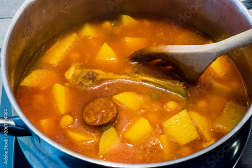 Olla de rancho canario con costillas, cocinandose