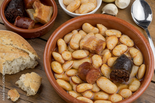 cazuela de barro con fabada asturiana