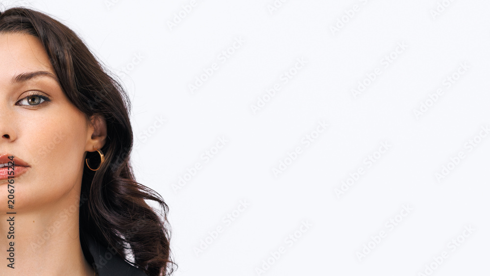 Naklejka premium Elegant Woman with Gold Hoop Earring and Copy Space on White Background