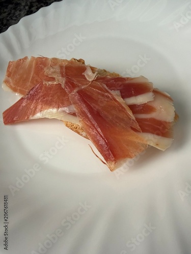 aperitivo de Jamón sobre una rebanada de pan