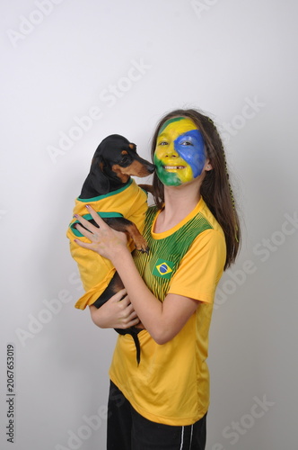 adolescente torcedora do brasil com cachorro fofo 