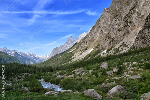 L'Aiguille Noire ,aguzza vetta vicino al Monte Bianco,vista risalendo la Val Ferret .