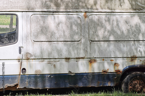 Fotografija Old, corroded commercial van body exhibiting significant rust patches and peelin