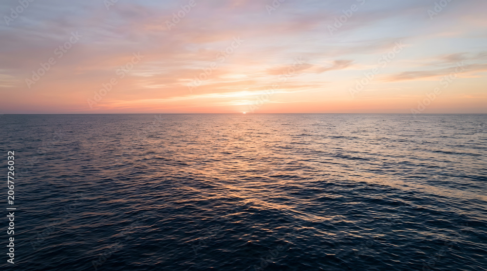 Obraz premium Breathtaking sunset over the calm ocean horizon