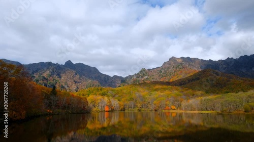 鏡池　戸隠山　秋