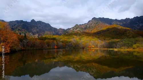 鏡池　戸隠山　秋