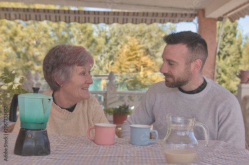 Madre y su hijo tomando un café en su casa de campo