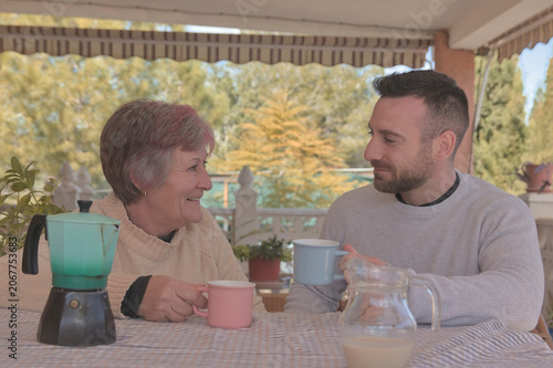 Madre y su hijo tomando un café en su casa de campo