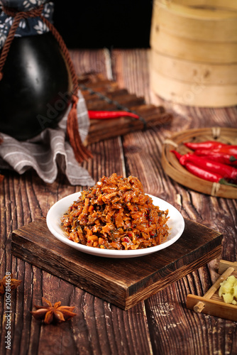 Foto Hunan Spicy Stir-Fried Crispy Appetizer Dish with Red Chilies