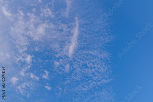 青空に白い雲の模様