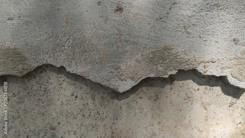 Cuadro en lienzo Sunlit Concrete Fissure splitting a thick grey slab horizontally