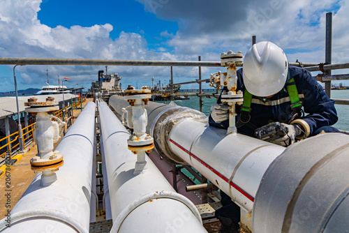 Obraz na plátne Male worker inspection and measurement thickness pipeline oil and gas at check r