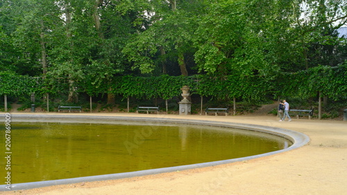 Εκτύπωση καμβά Formal garden with reflecting pool and manicured hedges