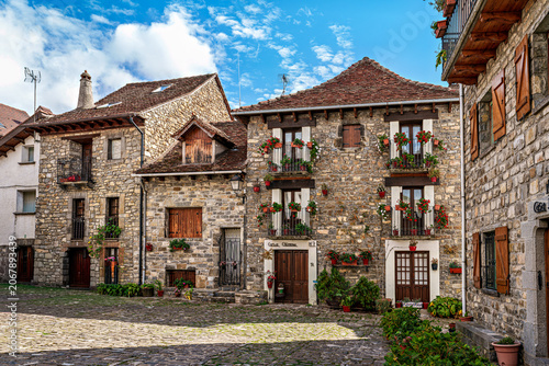 Quadro su tela Old town of the beautiful village Anso, Pyrenees region, Huesca, Aragon, Spain