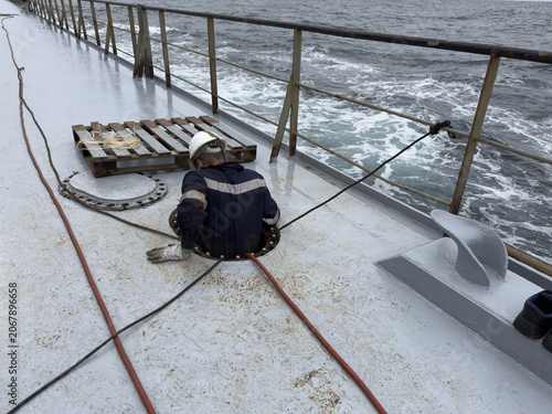 Valokuva engineer entering to ship ballast tank via hatch on deck