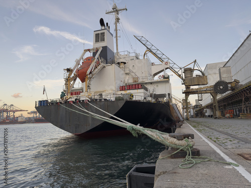Φωτογραφία stern part of the cargo ship moored in port
