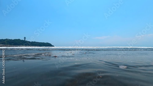 江ノ島の砂浜と打ち寄せる海の波