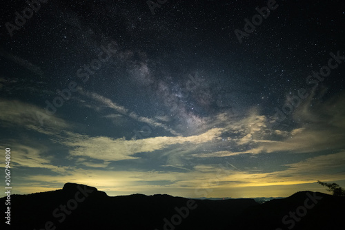 Obraz na plátně Night sky filled with stars above Brown Mountain as seen from Wiseman’s View in North Carolina