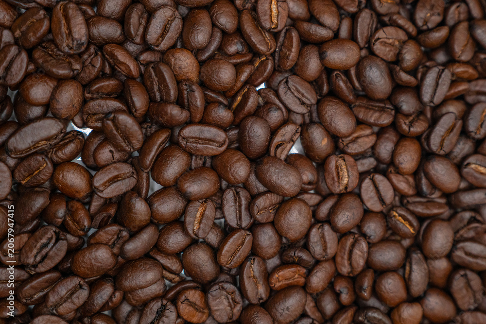 Fototapeta premium Horizontal full frame texture background of premium roasted coffee beans.