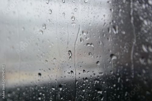 Fotografía 窓ガラスに付いた雨粒、憂鬱で抽象的な背景