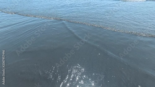 砂浜に打ち寄せる波