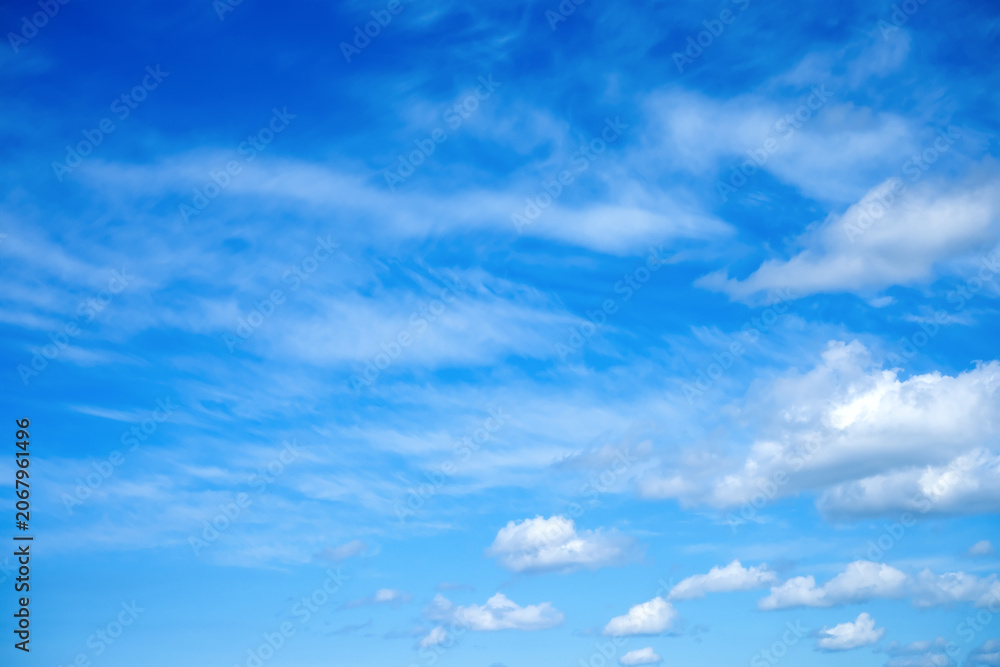 Obraz premium Blue sky background with soft cirrus and cumulus clouds. Atmospheric weather scene for meteorology, climate, sky and open air concepts.