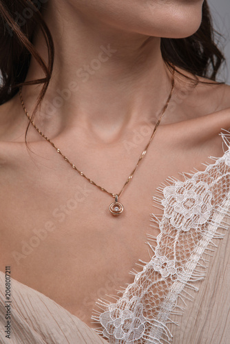 Canvastavla Elegant Close-Up of a Beautiful Necklace Worn with Delicate Lace Dress Highlight