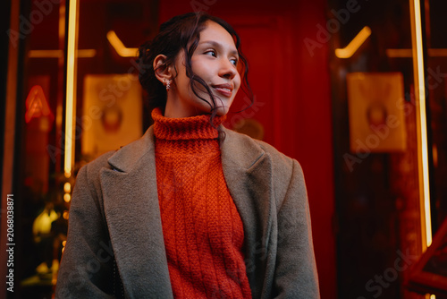 Φωτογραφία Portrait of confident hispanic woman looking away in urban environment at night, authentic representation, mindfulness, serenity, real person, city lifestyle, autumn fashion, inclusion, night