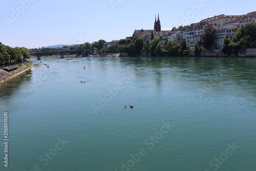 Blick von der Brücke auf den Rhein im Sommer