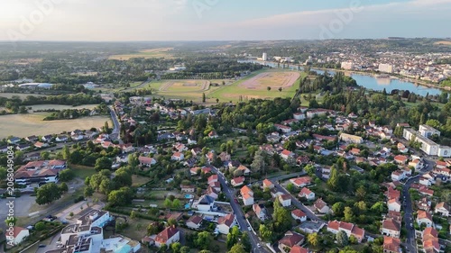 Vue aérienne de Bellerive-sur-Allier et de l’hippodrome de Vichy au coucher du soleil