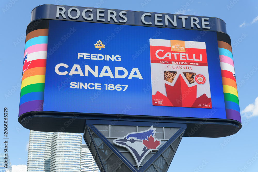 Obraz premium Toronto Rogers Centre Gardiner LED Pylon (located at Rees St & Bremner Blvd) with advertisement for Catelli / Toronto Blue Jays