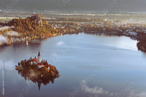 Fotografía Colorful misty sunrise over the lake (Blejsko Jezero), the Assumption of Mary church and the castle, seen from Mala Osojnica hill