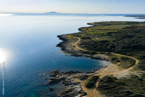 Foto Coastal Landscape in Šišan, Istria County, Croatia with Clear Waters