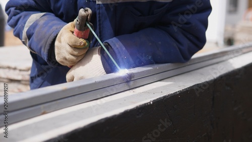 Foto Closeup Fabricator Using Welding Torch On Metal Frame, Sparks And Heat At Joint,