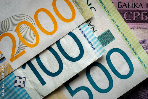 Fotografía Macro close-up of overlapping Serbian dinar banknotes showing 100, 500 and 2000 dinar denominations